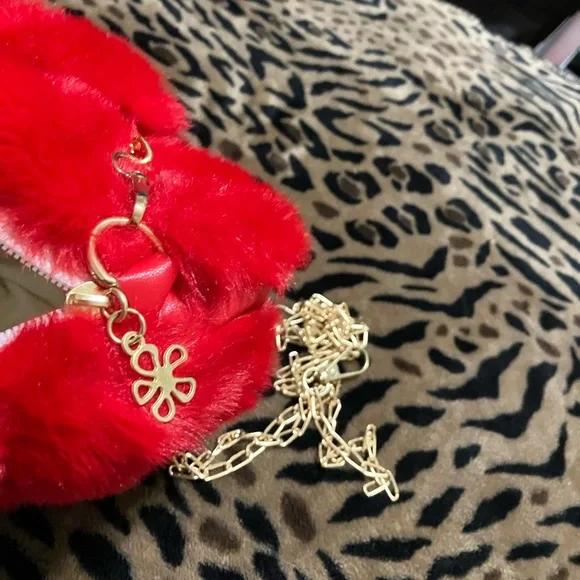 Plush heart-shaped purse with detachable chain - Picture 2 of 4